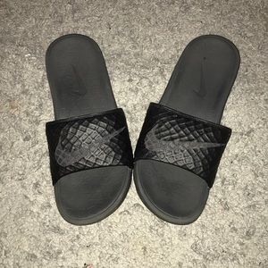 NIKE SLIDES